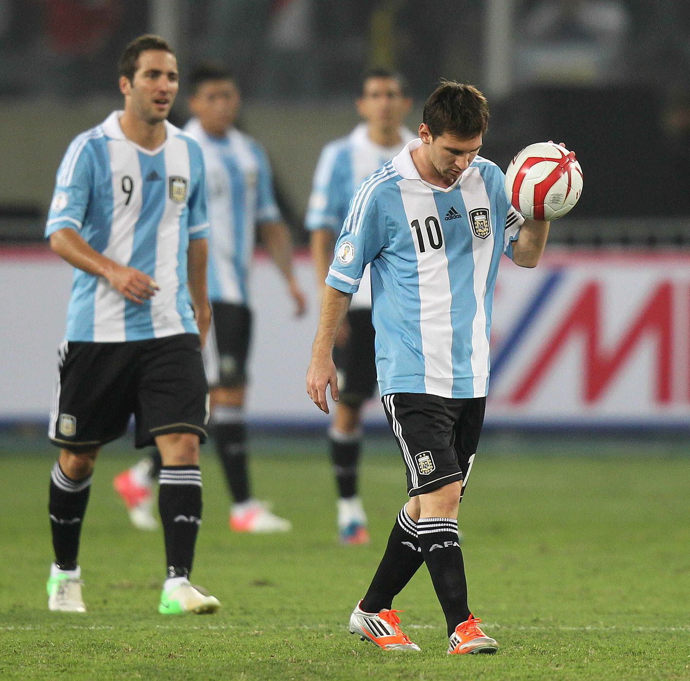 Messi e Higuaín, delanteros de la selección argentina, durante el partido ante Perú en el el estadio Nacional de Lima.