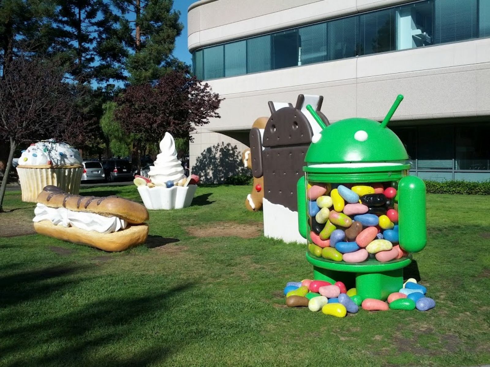 Exteriores de las oficinas de Google en California con muñecos relacionados con Android