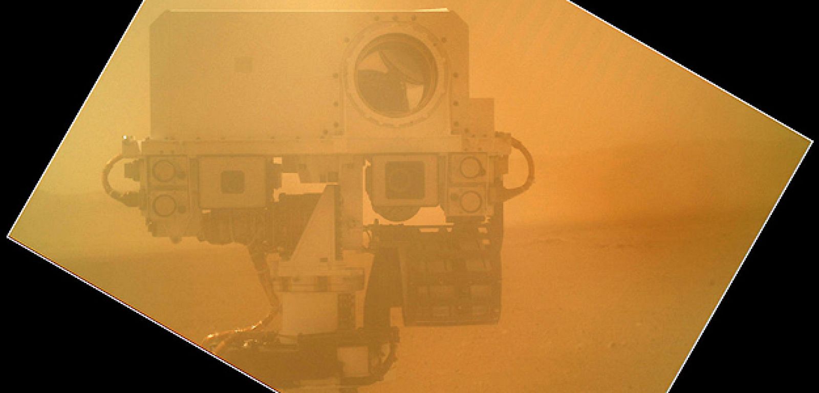 Autorretrato de Curiosity del 7 de septiembre con la cámara MAHLI, aún con su cubierta sin abrir