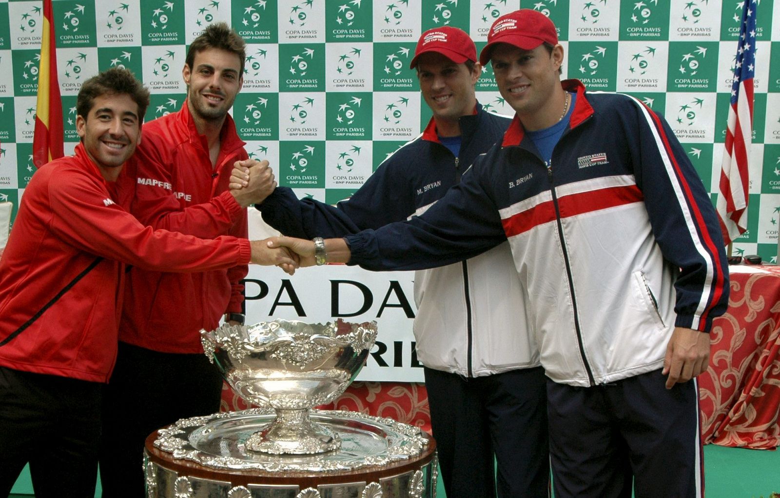 Los integrantes de la pareja de dobles del equipo español, Marcel Granollers y Marc López (i) saludan a sus rivales estadounidenses Bob Bryan y Mike Bryan.
