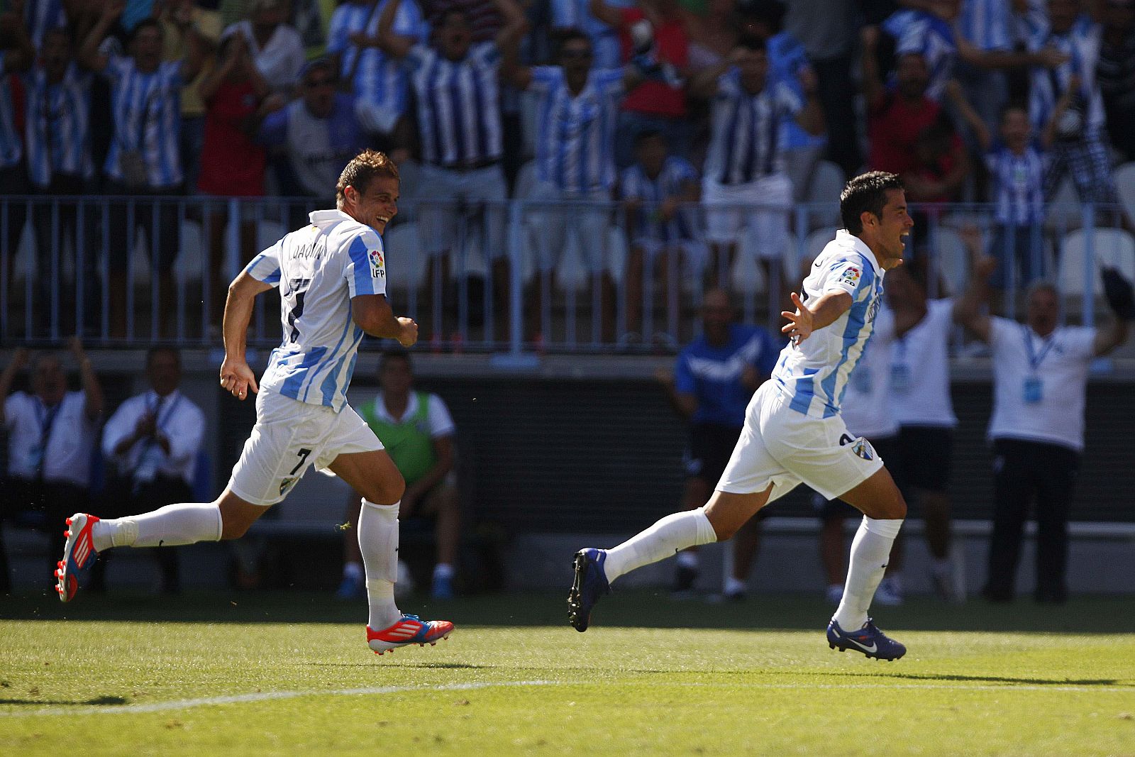 El delantero argentino del Málaga, Javier Saviola, celebra junto a Joaquín su primer gol contra el Levante.