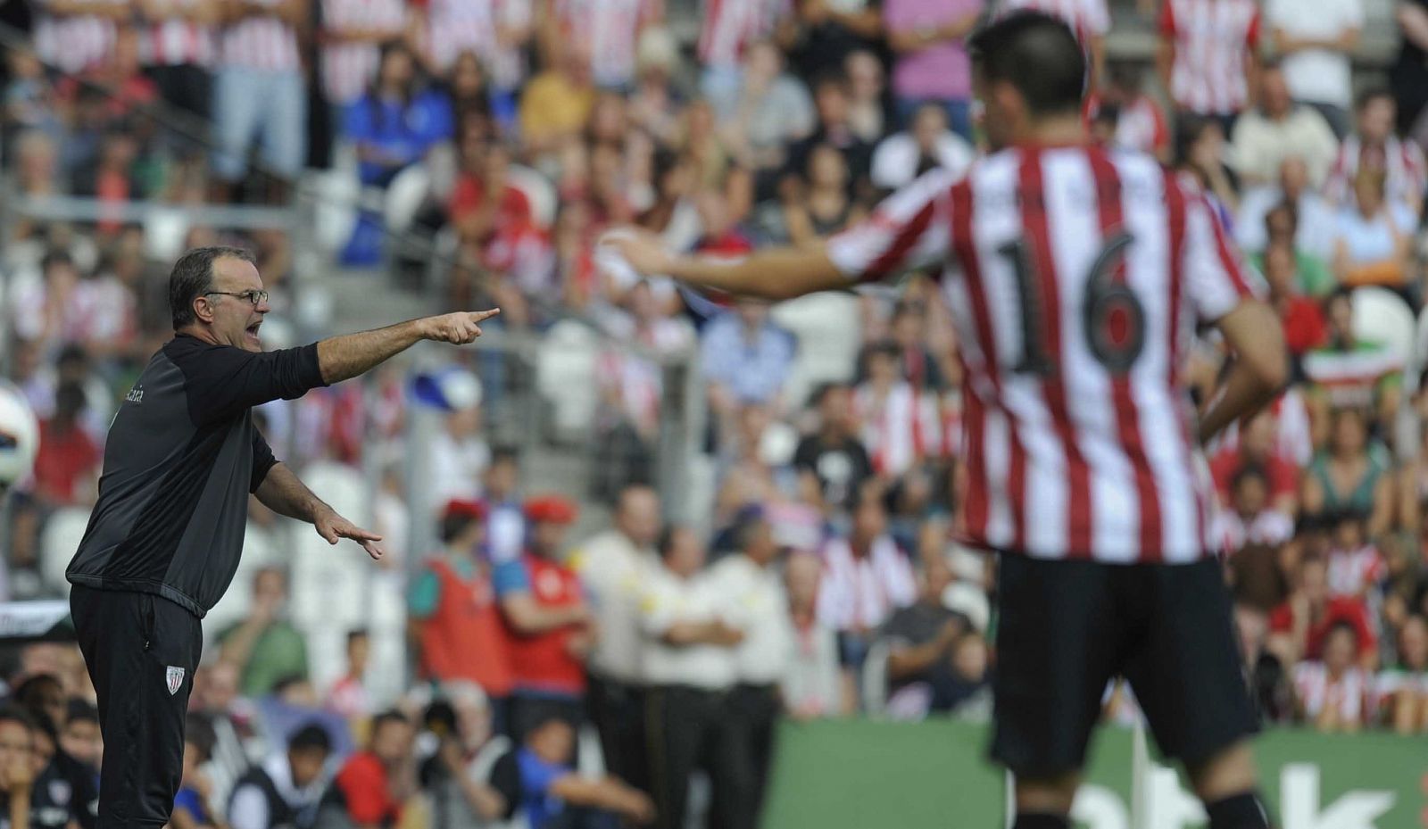Marcelo Bielsa ha confirmado que Llorente no será titular, pero Amorebieta sí, ante el Espanyol en Cornella-El Prat.