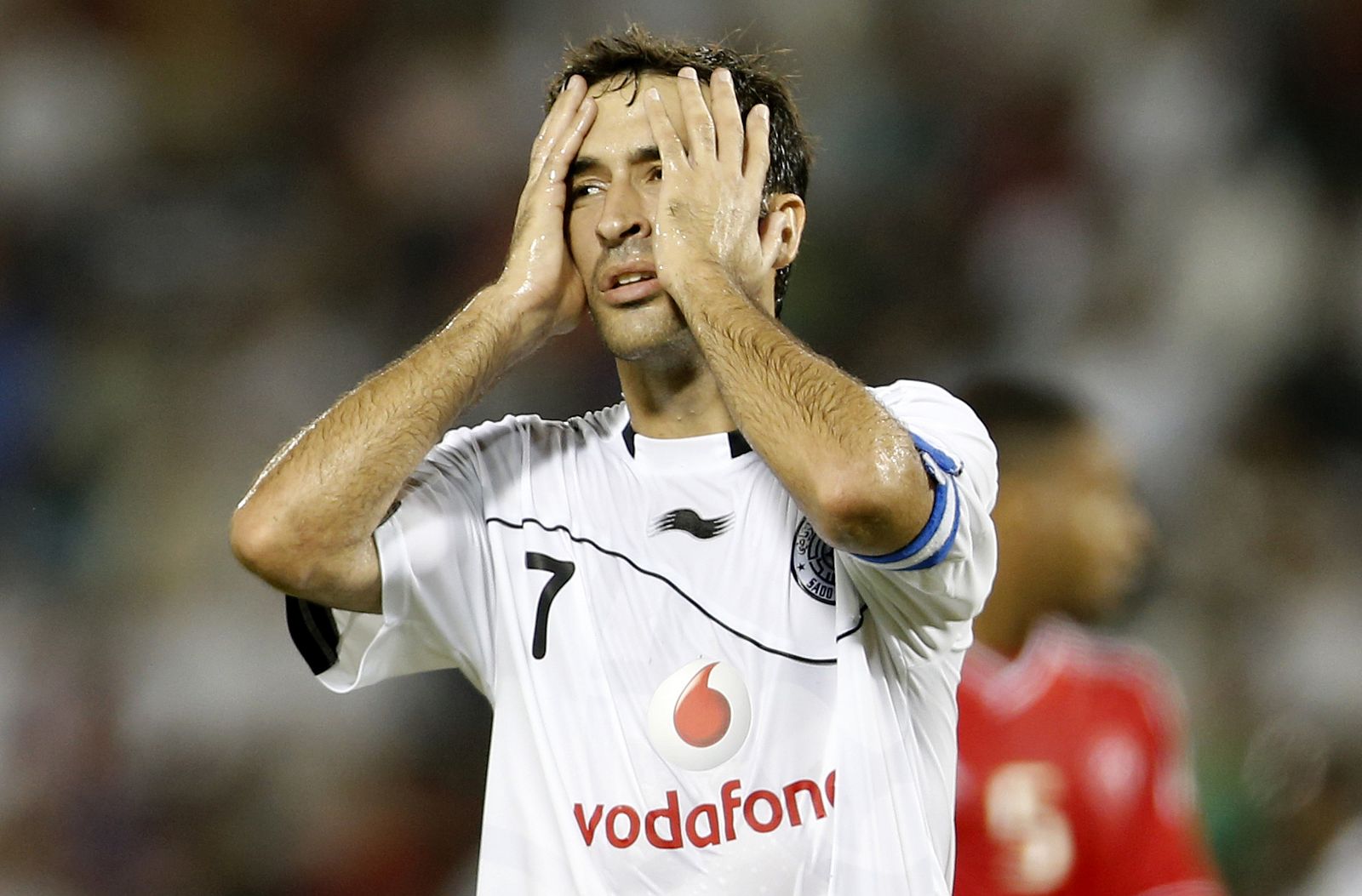 Raúl González lamenta una ocasión fallada en el partido de su debut en la liga de Catar.