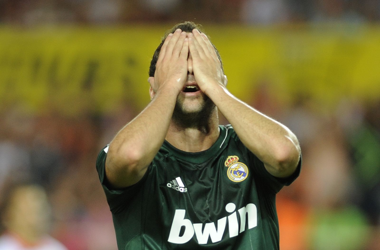 Gonzalo Higuaín lamenta una ocasión fallada en el partido entre el Sevilla y el Real Madrid.