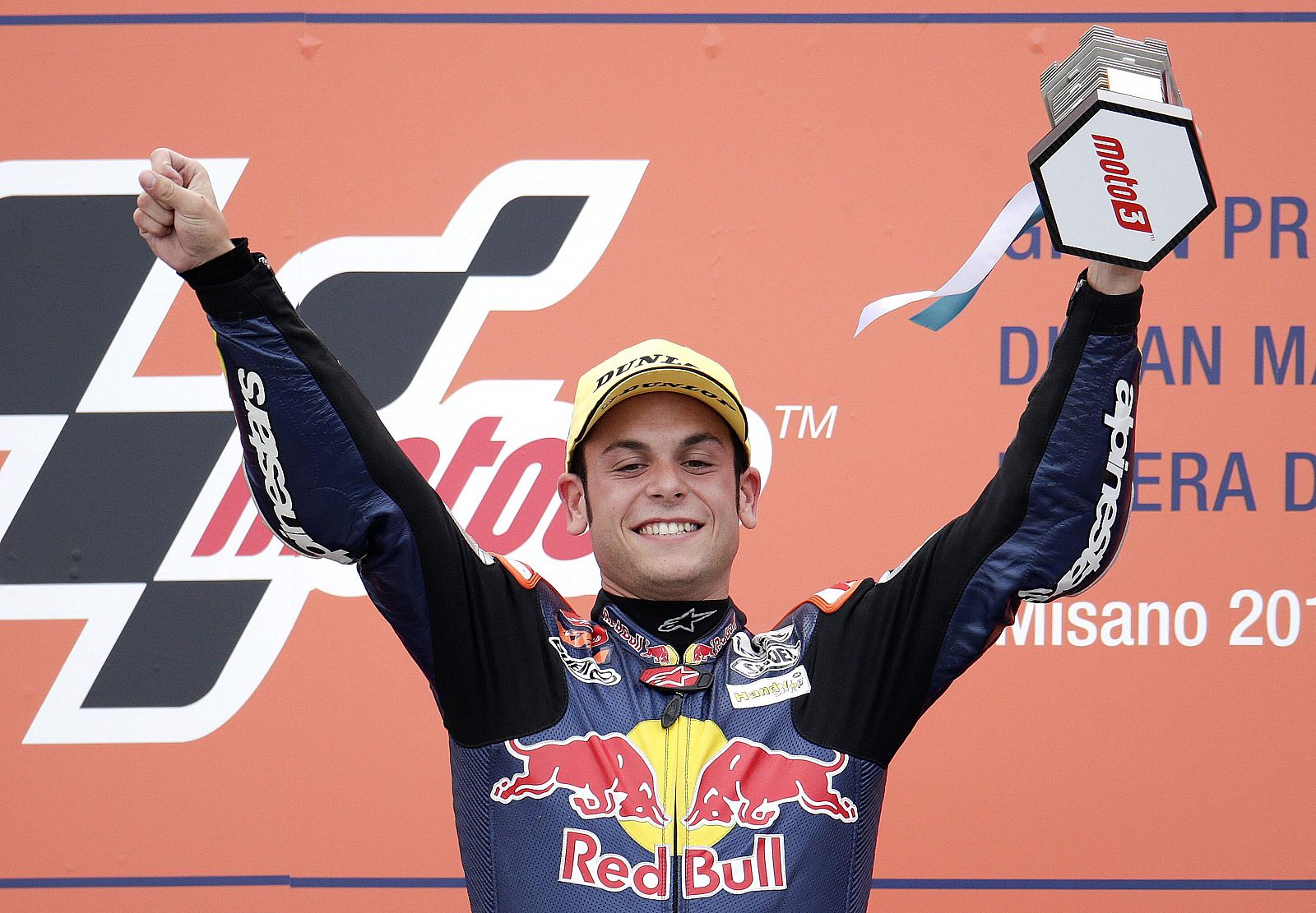 Sandro Cortese, piloto alemán de KTM, celebra en el podio su victoria en el GP de San Marino de Moto2.