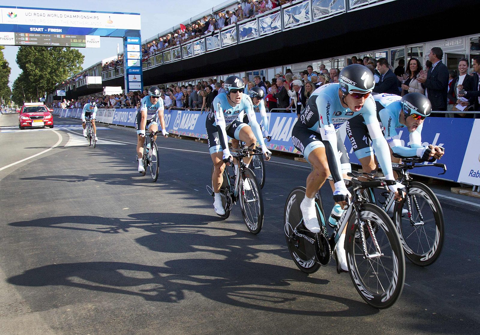 Los corredores del equipo belga Omega Pharma-Quick Step cruzan la línea de meta del mundial contrarreloj por equipo disputado en Valkenburg, Holanda.