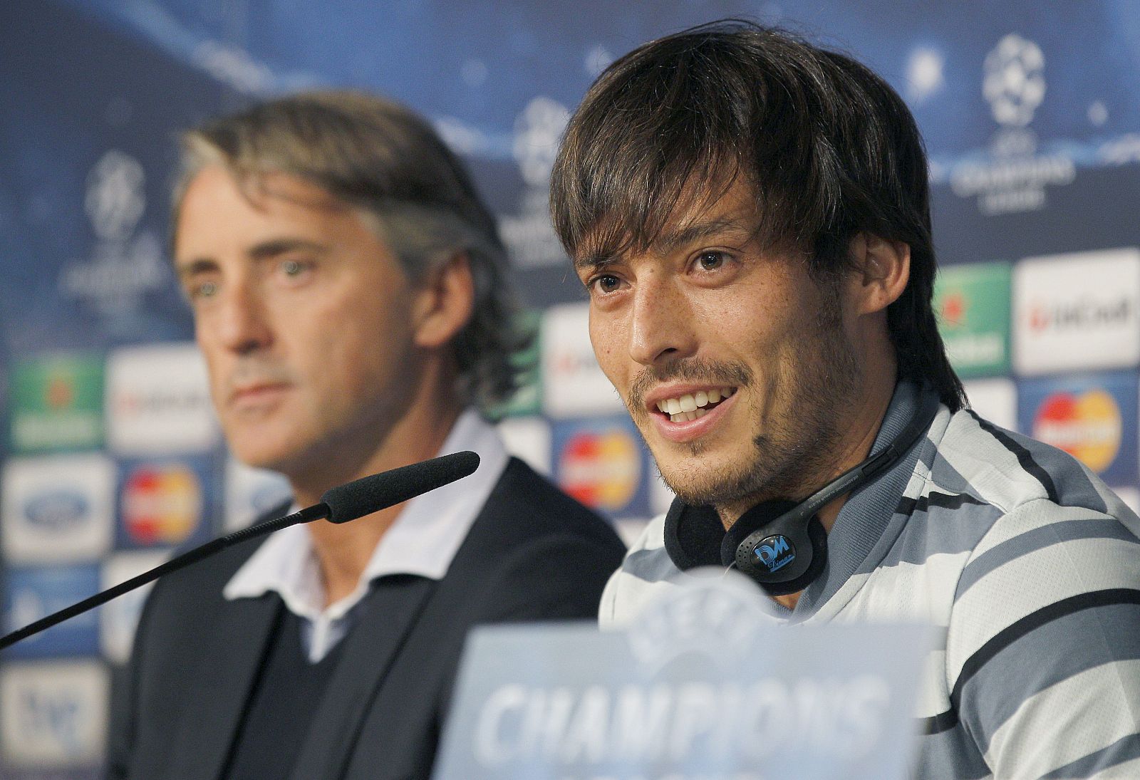 El delantero español del Manchester City David Silva y su entrenador, Roberto Mancini.