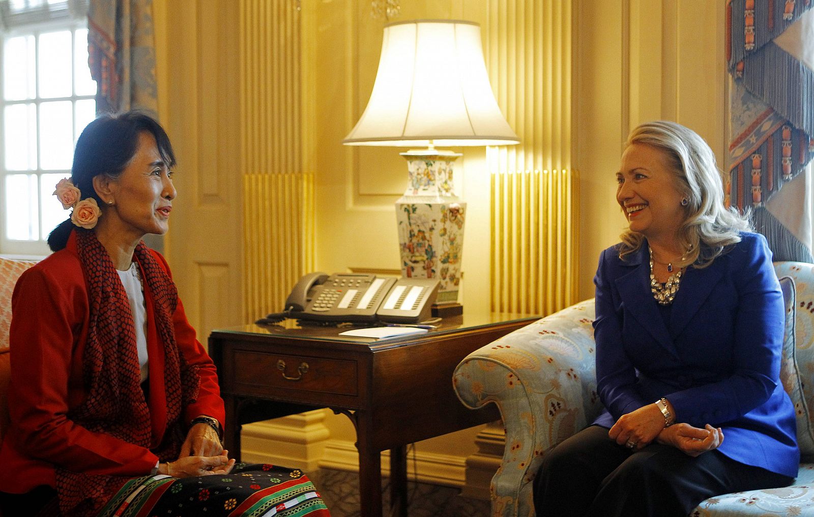 Clinton se reúne con Suu Kyi