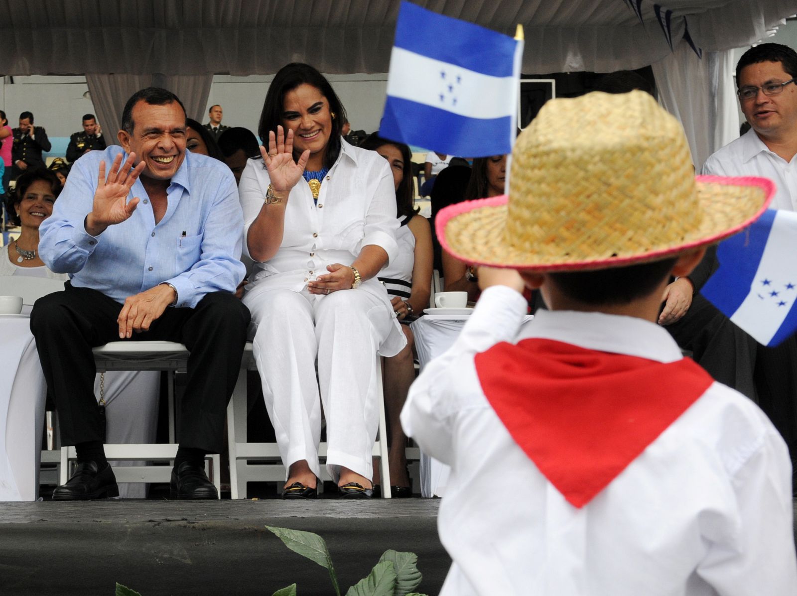 El presidente hondureño, Porfirio Lobo, y su esposa, Rosa, durante el desfile del Día de la Independencia, el 15 de septiembre