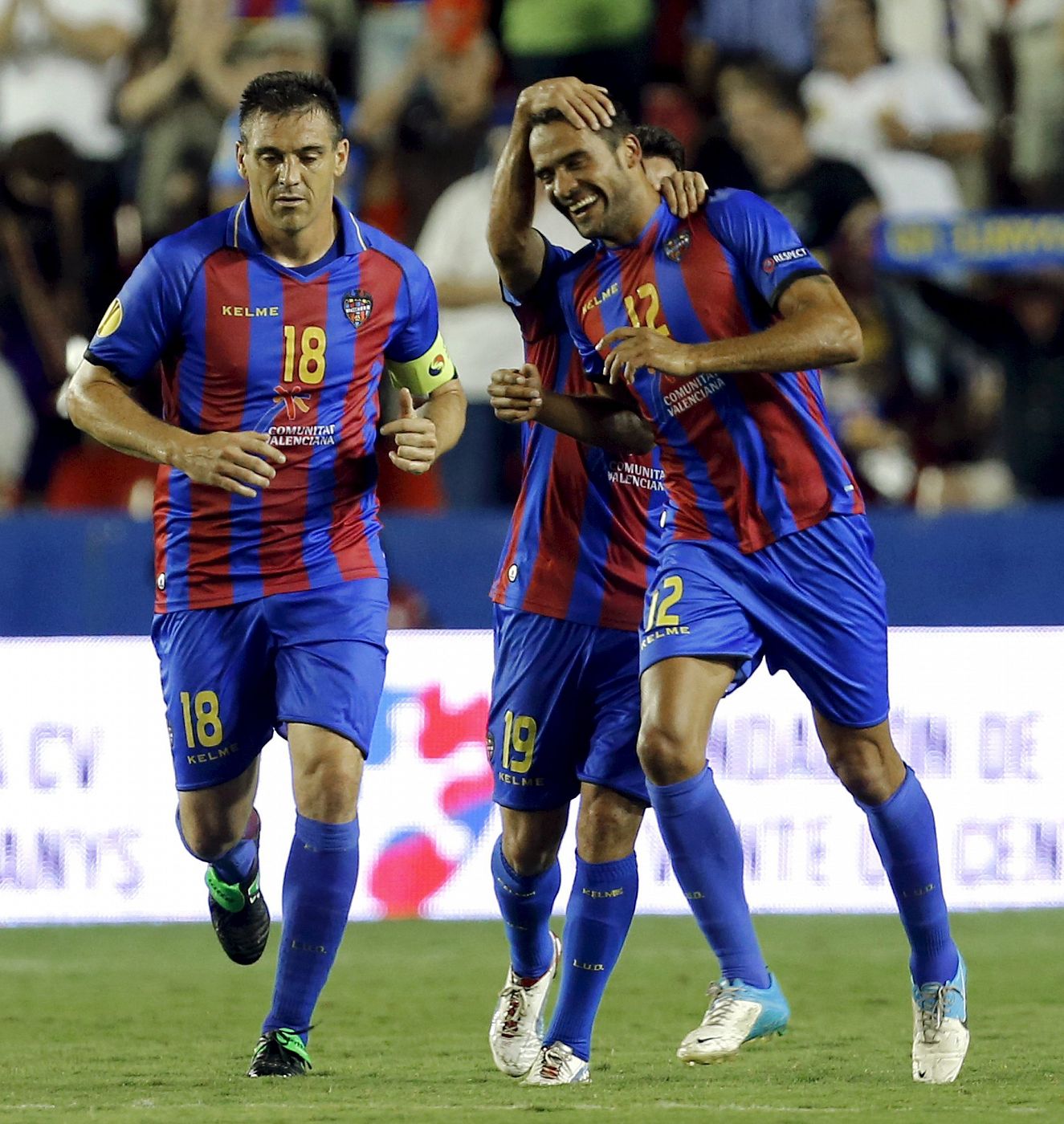 El defensa del Levante Juanfran García celebra con sus compañeros el primer gol de su equipo.