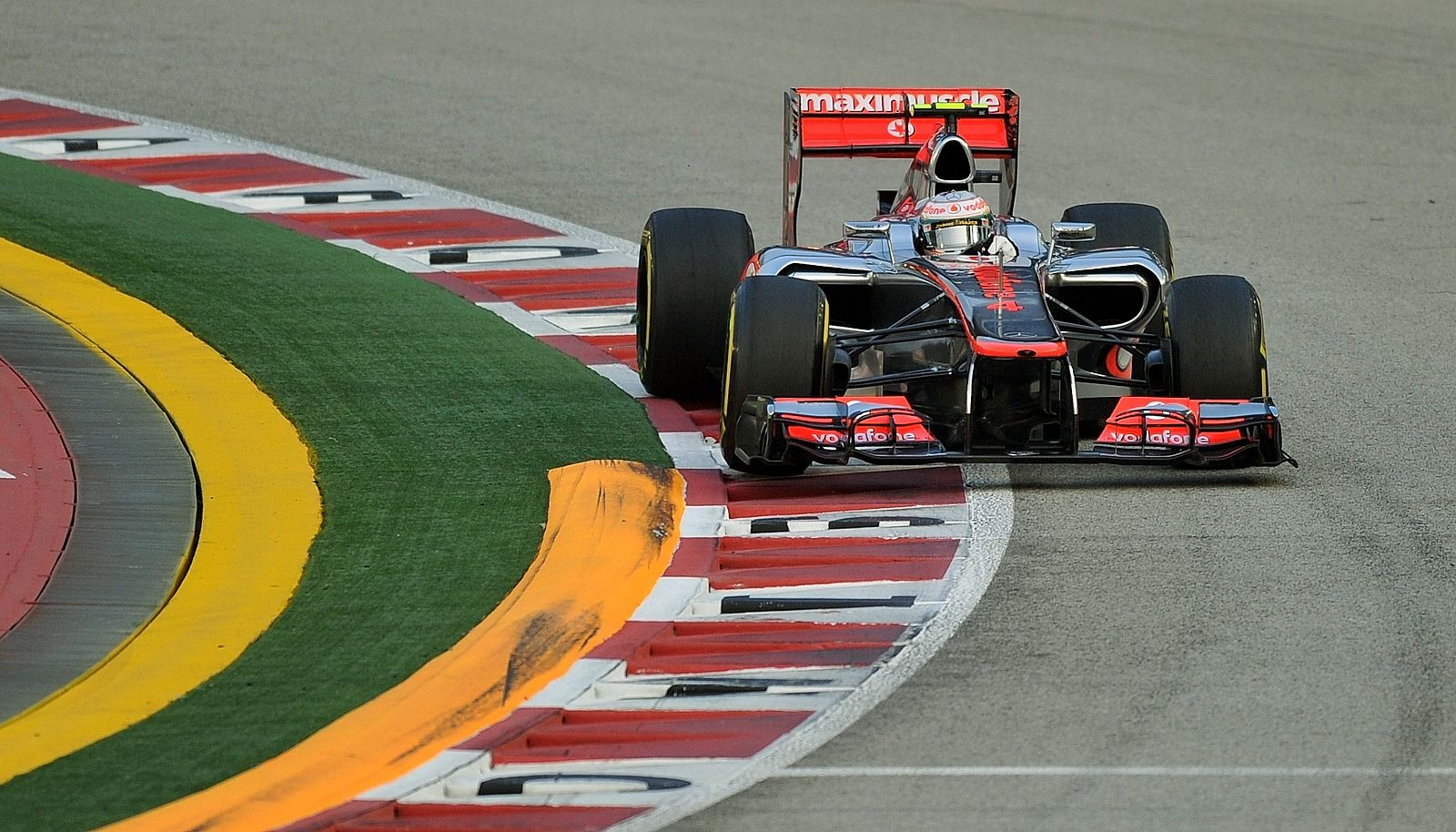 Hamilton se lleva la 'pole' en el circuito nocturno de Marina Bay, en el GP de Singapur.