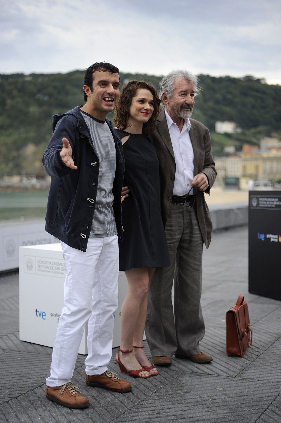 El director Javier Rebollo (i), junto a los actores José Sacristán y Valeria Alonso