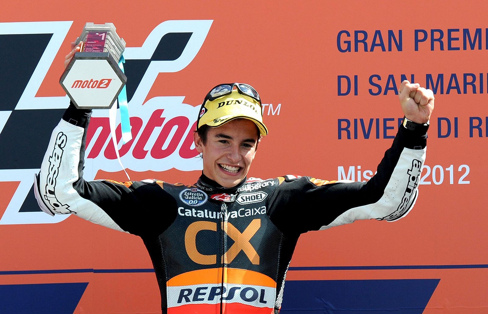 El piloto español Marc Márquez celebra en el podio la victoria conseguida en el Gran Premio de San Marino de Moto2.