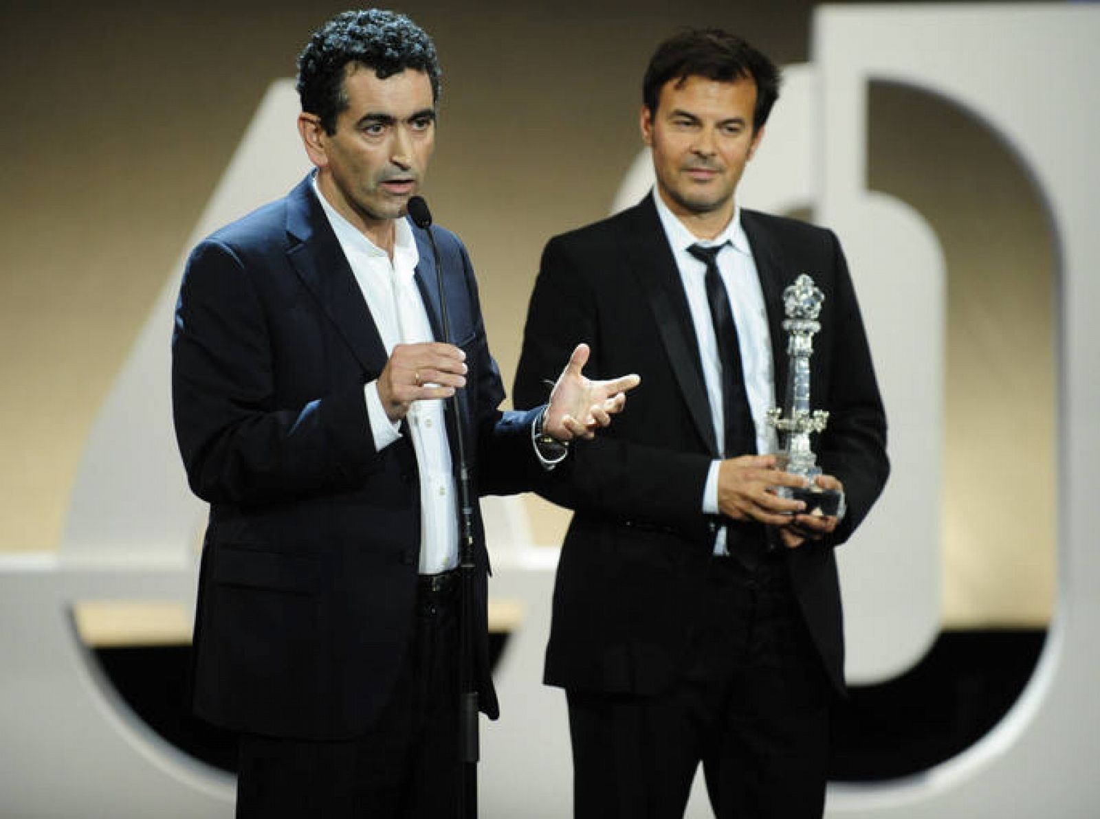 Juan Mayorga junto a François Ozon durante la gala de clausura del Festival Internacional de Cine de San Sebastián. 