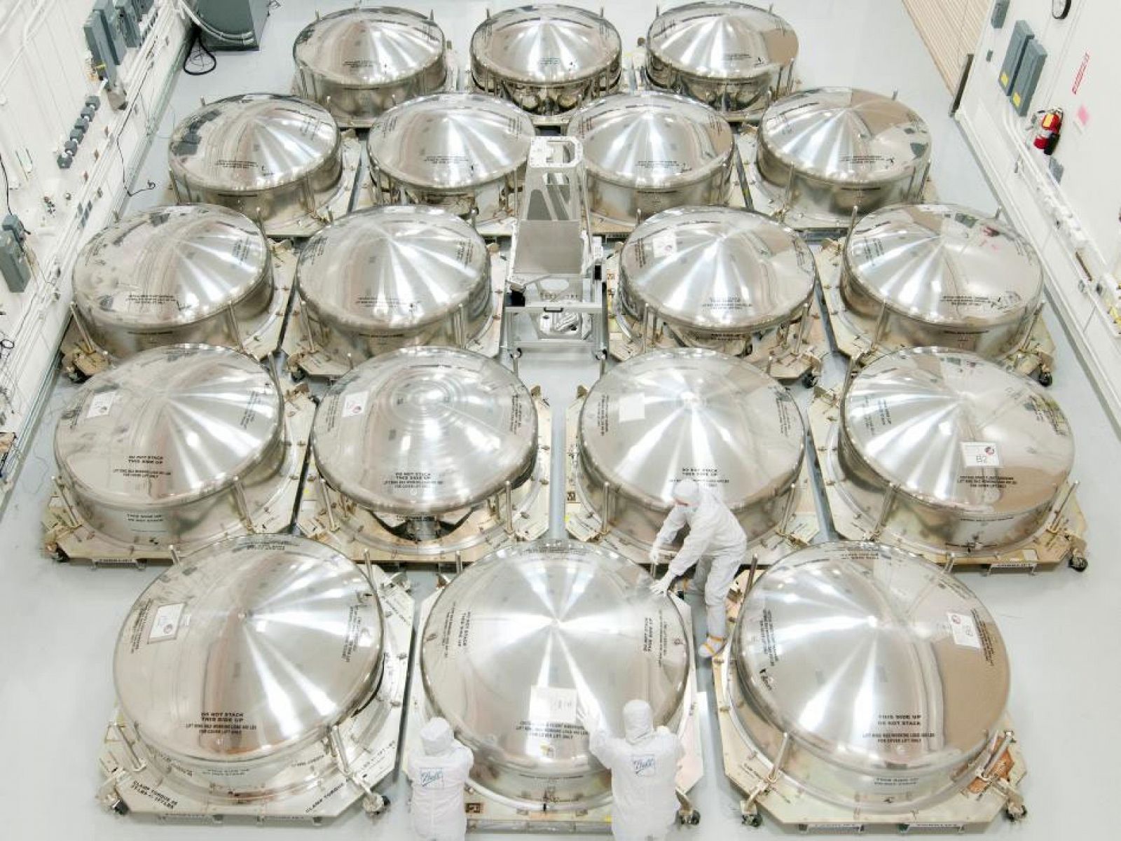 Los espejos embalados en las instalaciones de Ball Aerospace & Technologies Corp., listos para ser enviados a la NASA