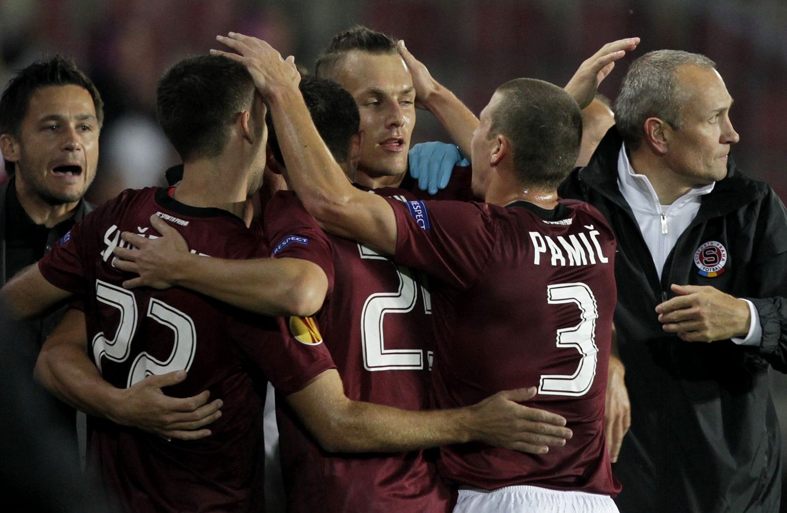 Jugadores del Sparta de Praga celebran un gol contra el Athletic de Bilbao