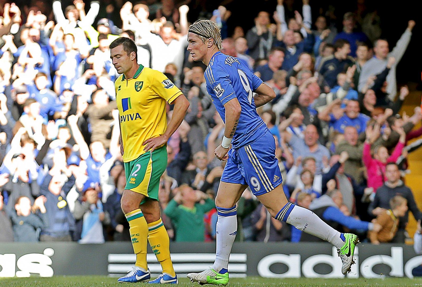 El futbolista Fernando Torres (dcha), del Chelsea, celebra tras marcar el 1-1 contra el Norwich