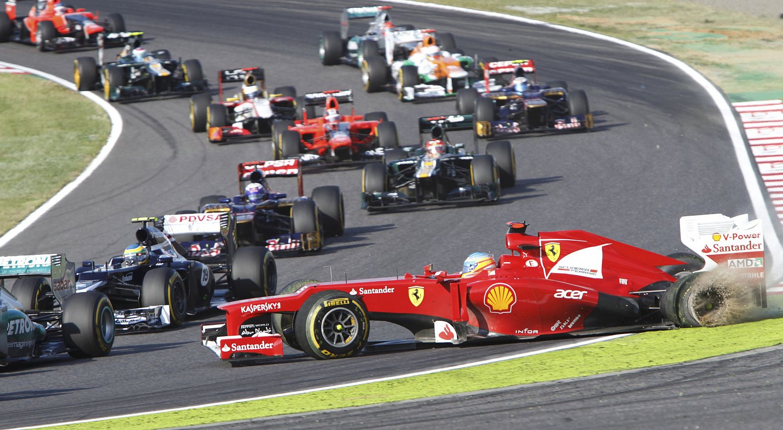 Fernando Alonso se sale de la pista y hace un trompo en la primera curva del circuito de Suzuka.