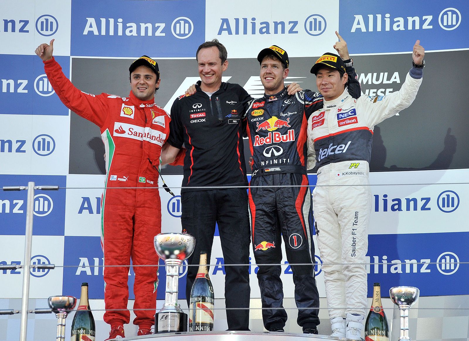 Sebastian Vettel en el podio del GP de Japón junto a Felipe Massa, el ingeniero de Red Bull Paul Monaghan y Kamui Kobayashi, tercero en la carrera.