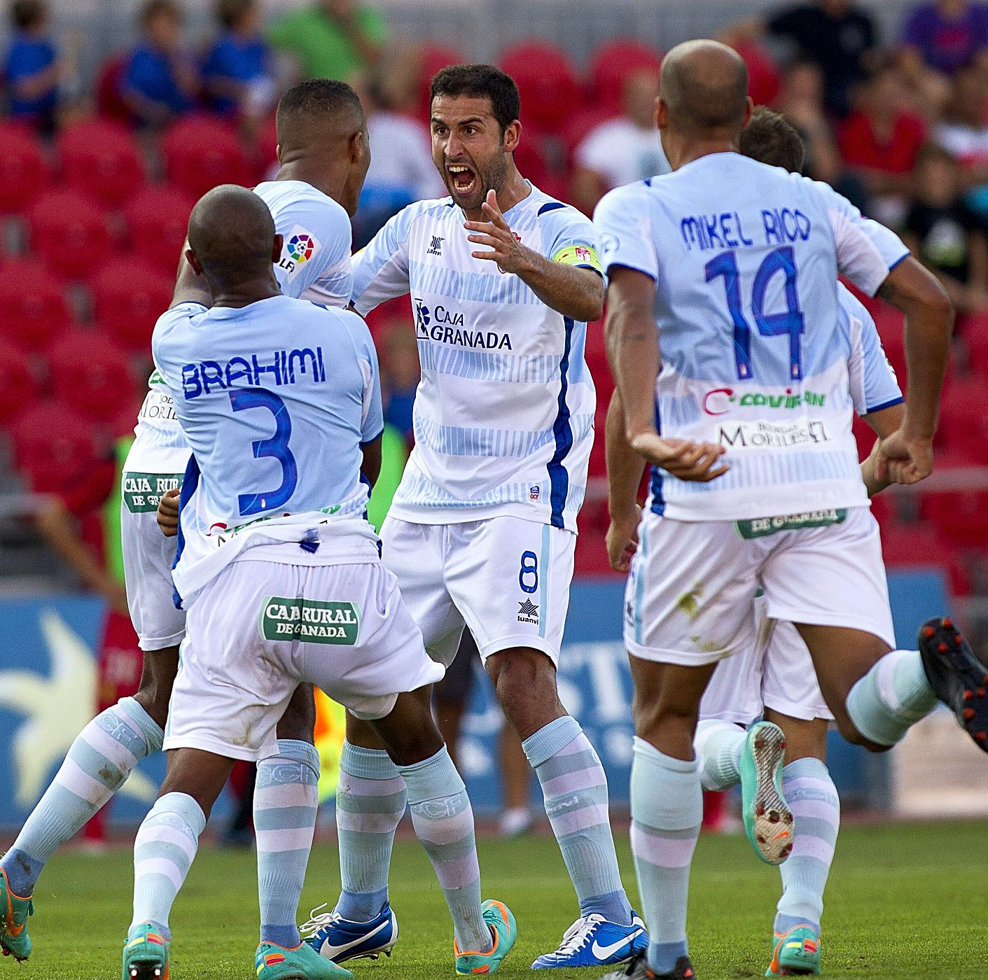 El delantero marroquí del Granada Youssef El Arabi (2i) celebra su gol, el primero de su equipo