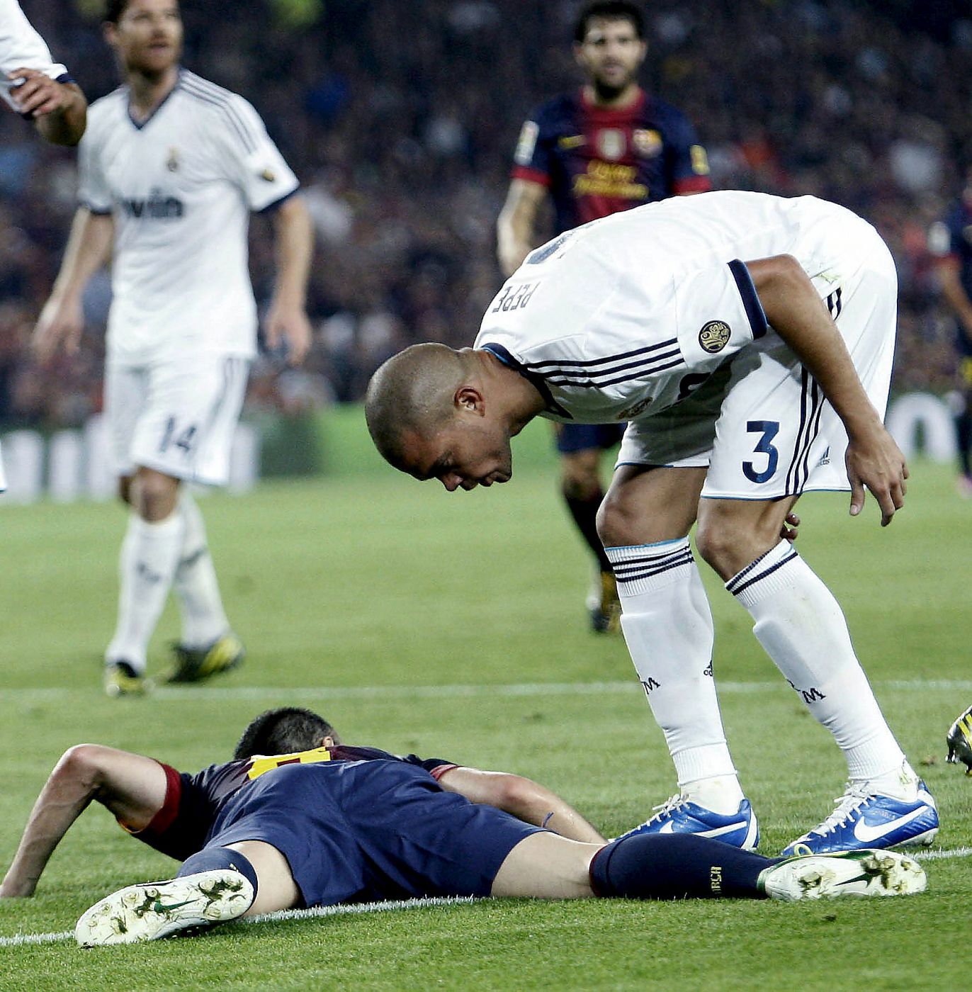 Pepe recrimina una acción a Iniesta durante el clásico.