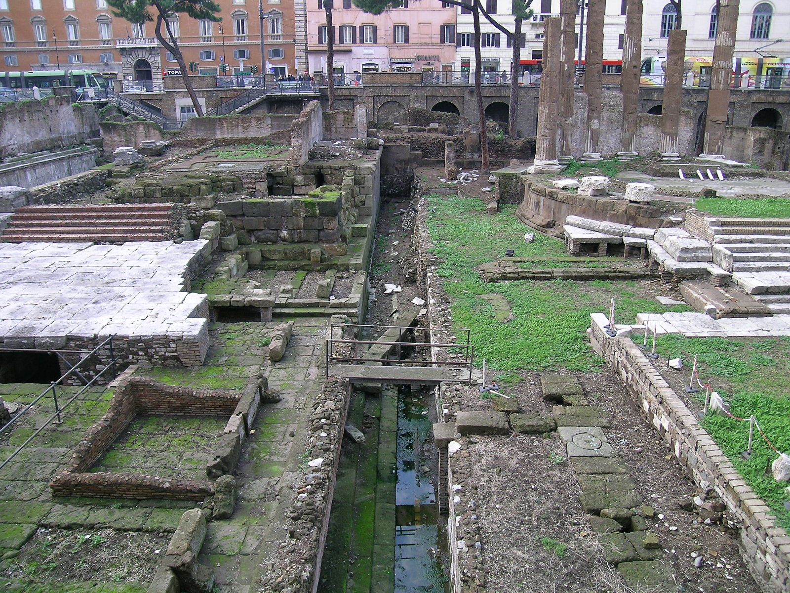 El lugar donde fue asesinado Julio César, ubicado en el área arqueológica de Torre Argentina, Roma