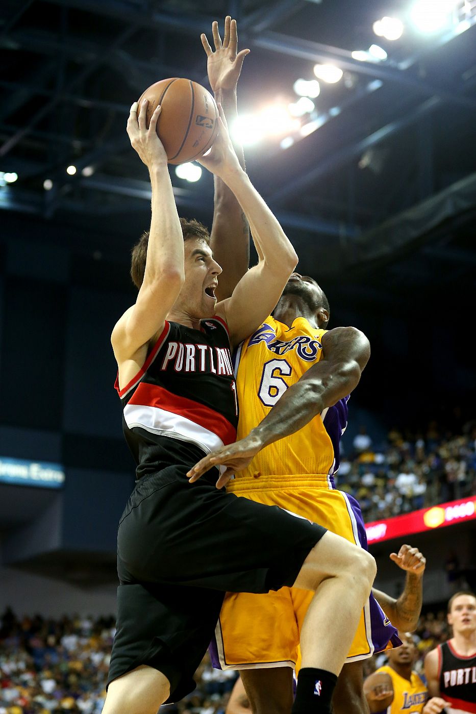 Víctor Claver en su partido de debut con los Portland Trail Blazers contra Los Angeles Lakers