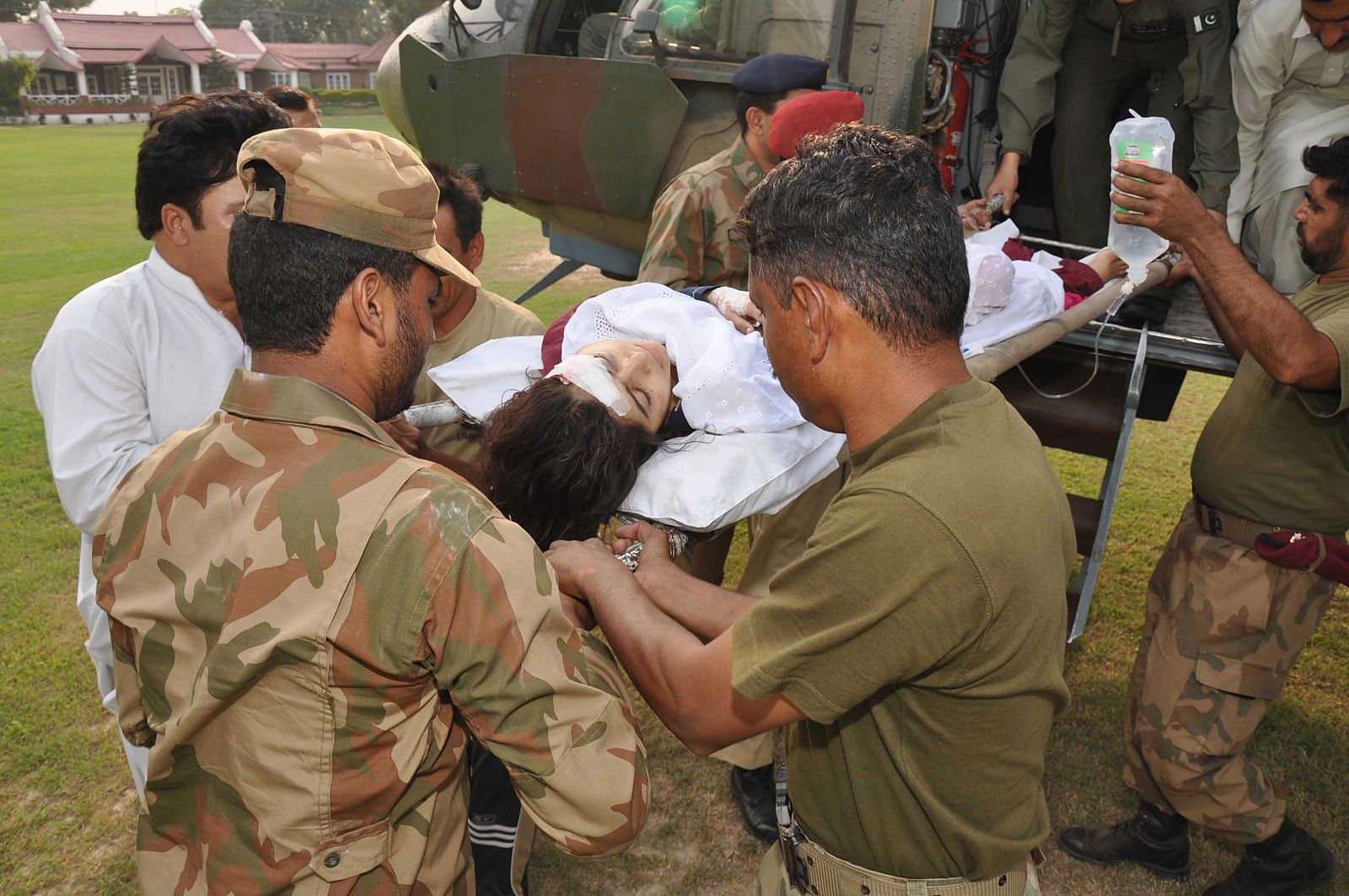 Fotografía cedida por la organización militar paquistaní Inter Services Public Relations (ISPR), donde se ve a médicos del ejército trasladando a Malala Yousafzai a Peshawar (Pakistán).