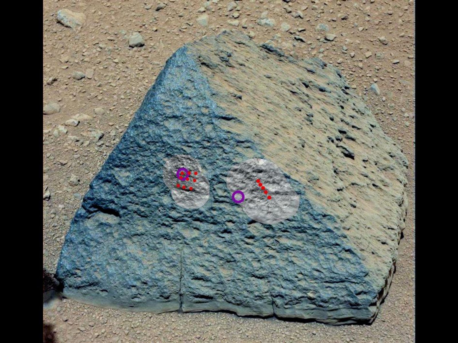 La web de la NASA muestra la piedra, que tiene forma piramidal.