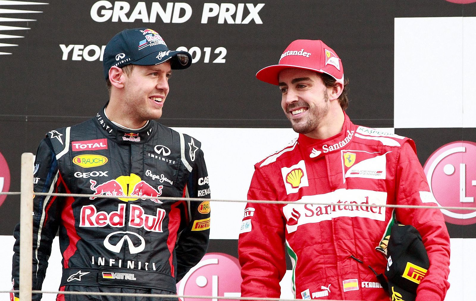 El alemán Sebastian Vettel (i), Red Bull, y el español Fernando Alonso (Ferrari), durante la entrega de trofeos del Gran Premio de Corea del Sur