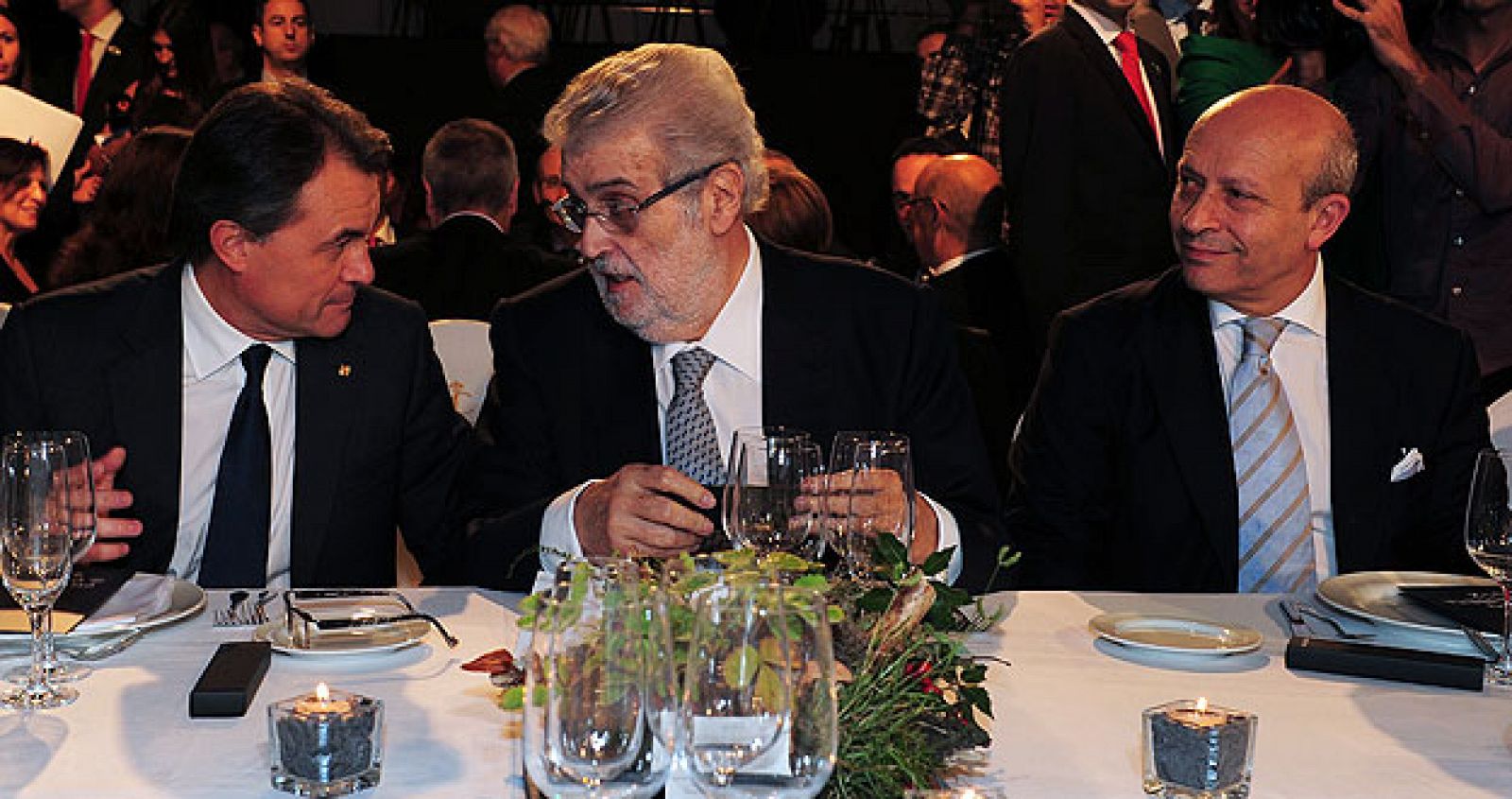 José Manuel Lara ha ejercido de anfitrión sentándose entre el president de la Generalitat y el ministro de educación, cultura y deportes.