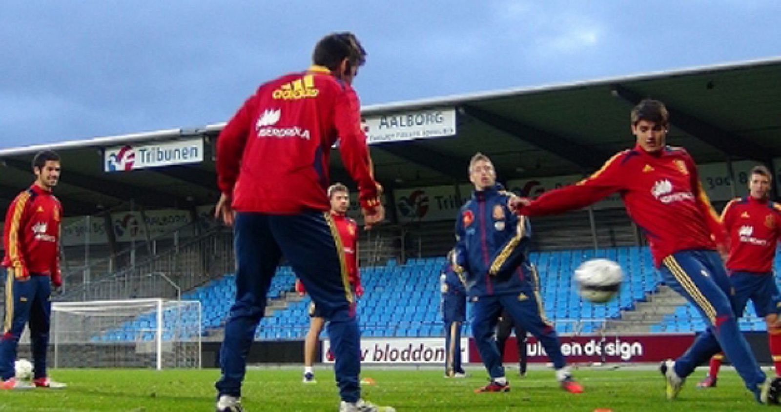 Los jugadores de la selección española sub 21 se aclimatan al frío de Dinamarca.
