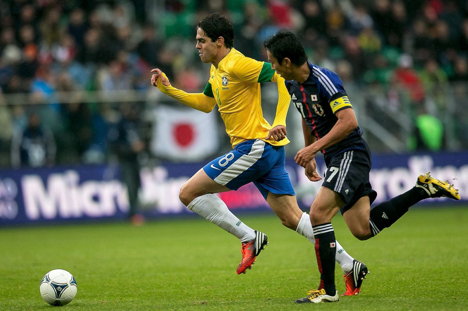 El centrocampista brasileño Kaká (izda) pelea por el control del balón con el japonés Makoto Hasebe