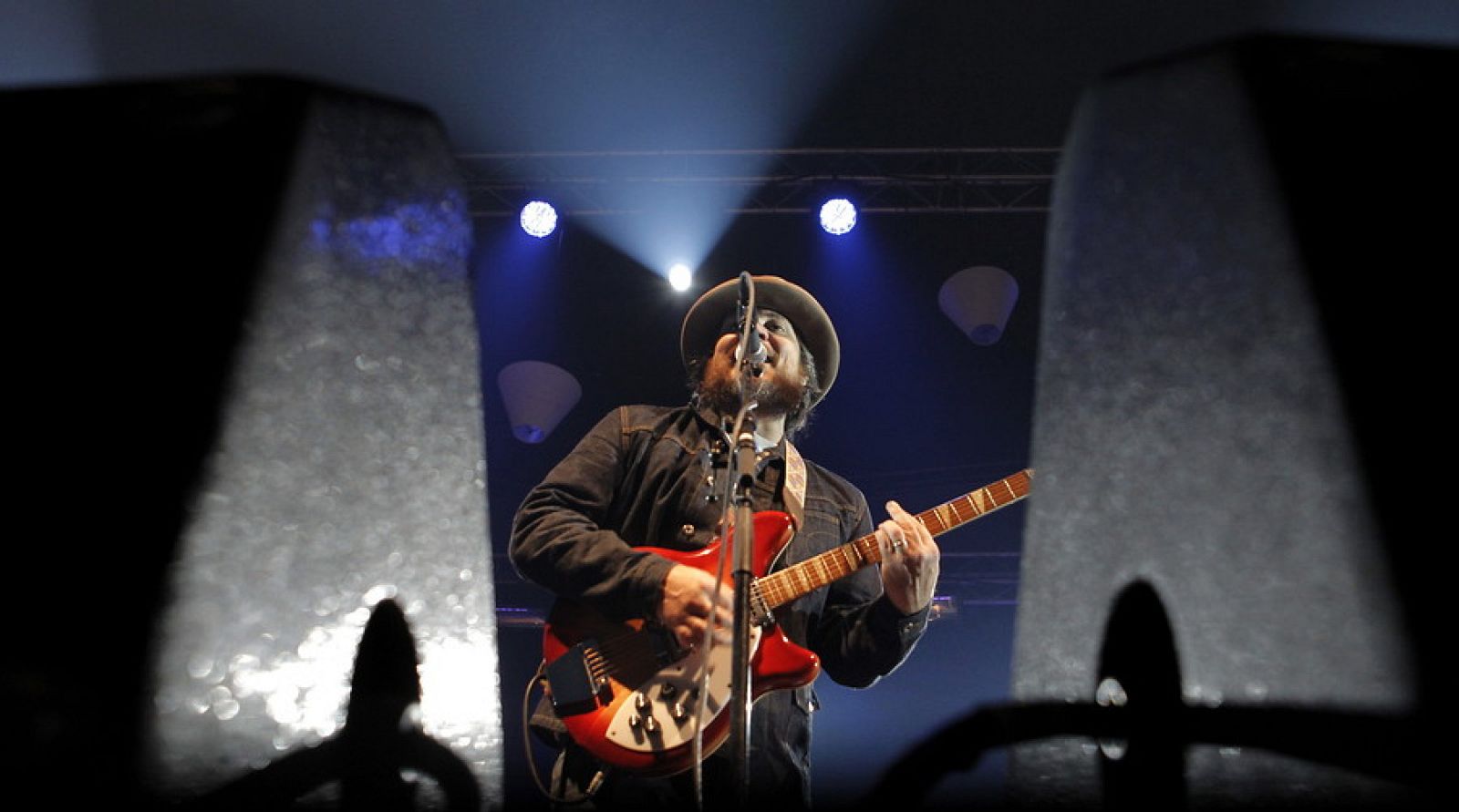 El músico y compositor Jeff Tweedy, vocalista y guitarra del grupo norteamericano Wilco, durante el concierto que la banda ofreció en Madrid