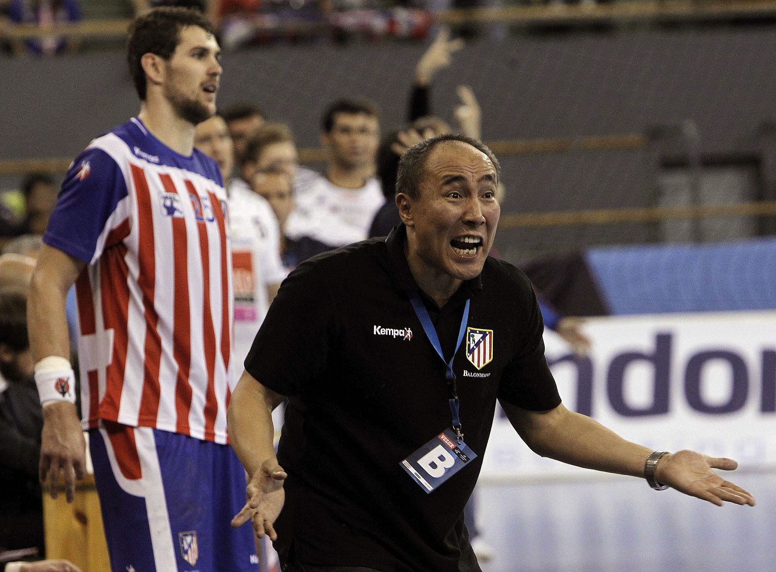 El entrenador del Atlético de Madrid Talant Dujshebaev da instrucciones a sus jugadores.