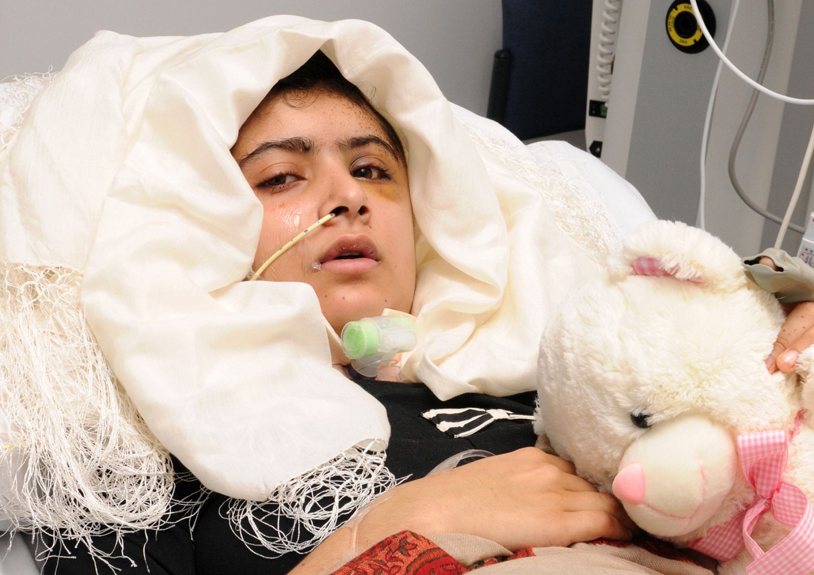 Malala Yousufzai, en el hospital Queen Elizabeth en Birmingham, donde "progresa muy bien" de sus heridas.