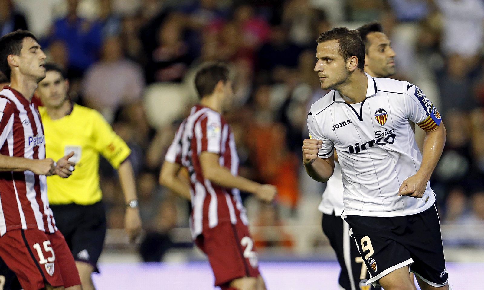 El delantero del Valencia Roberto Soldado (d) celebra la consecución del primer gol de su equipo ante el Athletic Club