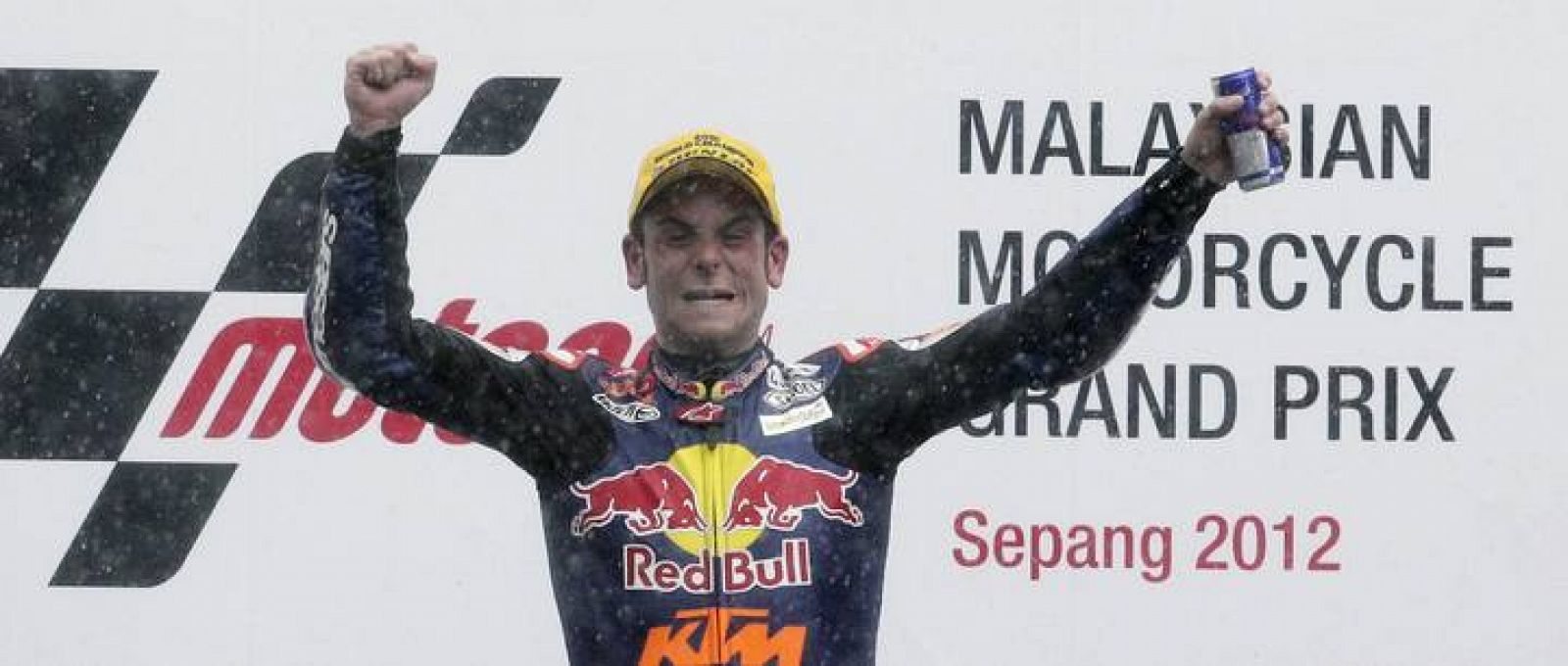 Sandro Cortese celebra su victoria en el podio del circuito de Sepang (Malasia)