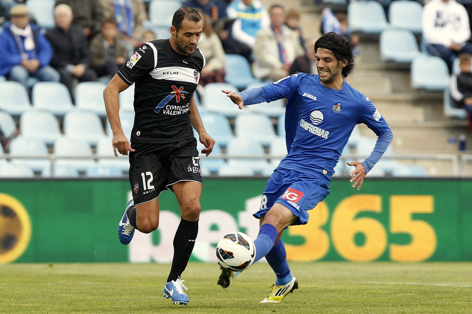 El defensa del Levante, Juanfran García (i), y el centrocampista del Getafe, Ángel Lafita (d)