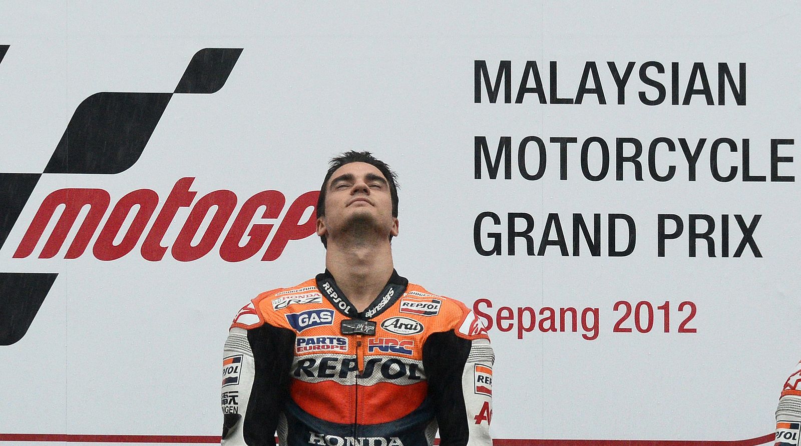 Dani Pedrosa escucha el himno español en el podio de Sepang