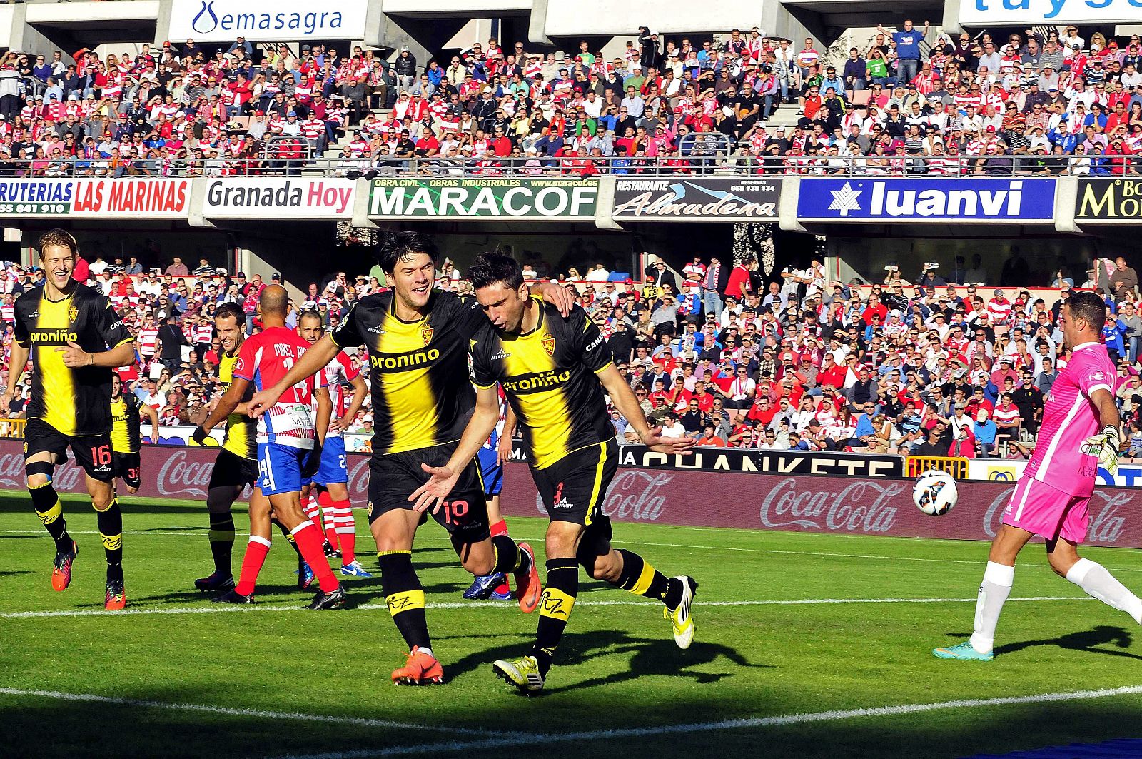Helder Postiga (d) celebra la consecución del primer gol de su equipo ante el Granada.