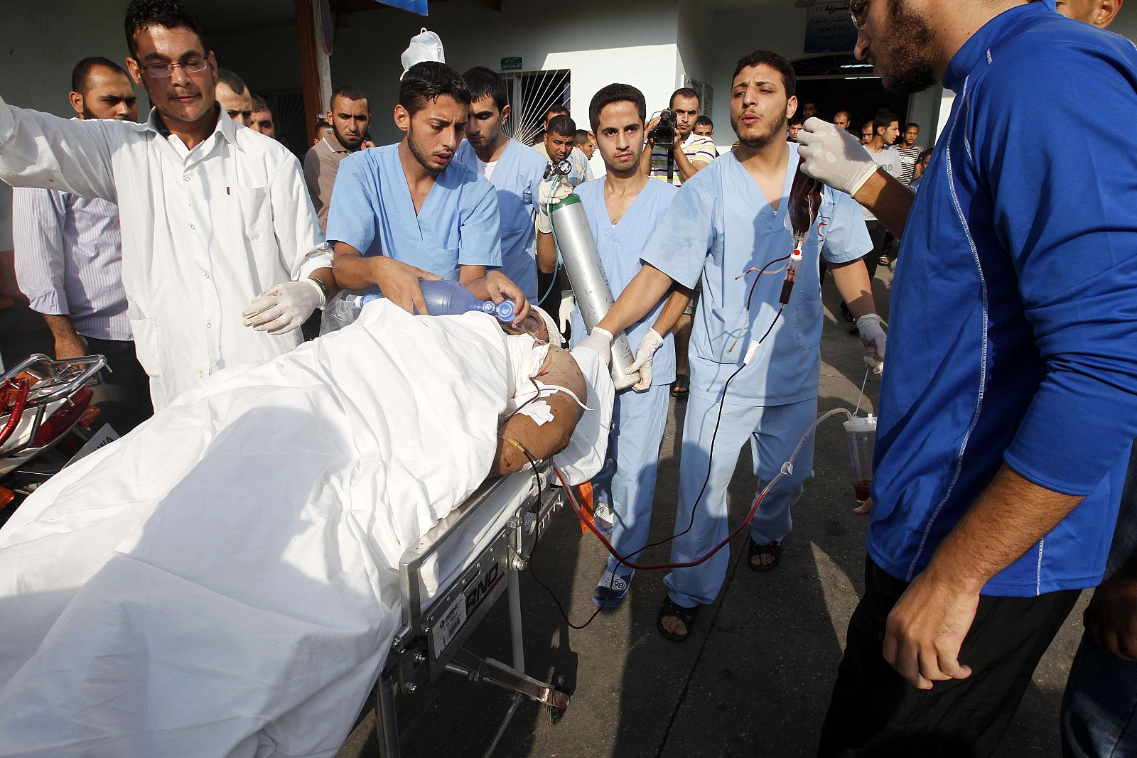 Sanitarios trasladan a un palestino herido desde Beit Lahia, en el norte de la franja de Gaza, hasta el hospital de Al Shafa.