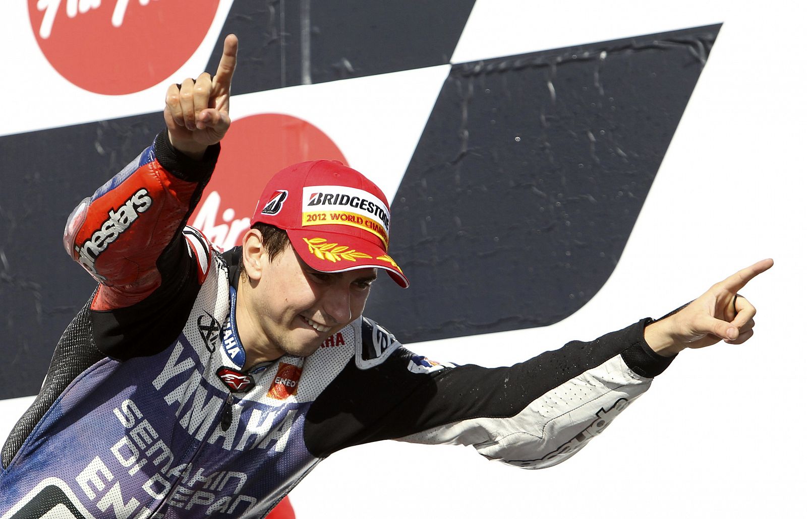 El español Jorge Lorenzo celebra su campeonato del mundo en el podio de Australia.