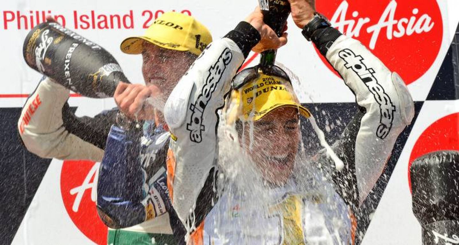 Márquez celebra por todo lo alto su mundial de Moto2 en el podio de Australia.