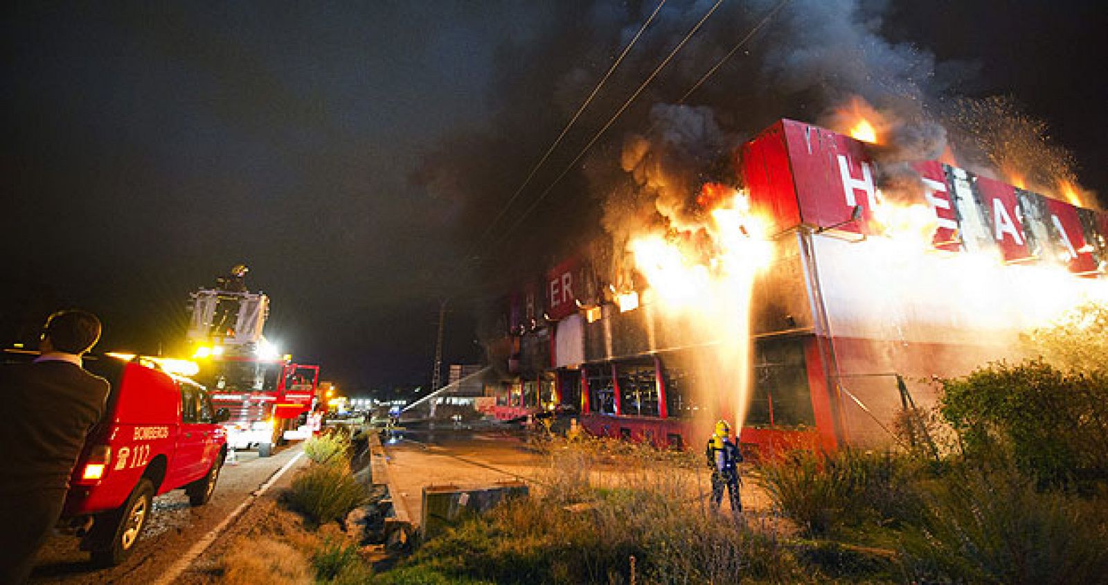 Los bomberos tratan de sofocar el incendio que está quemando un bazar chino de gran tamaño en Olías del Rey (Toledo)