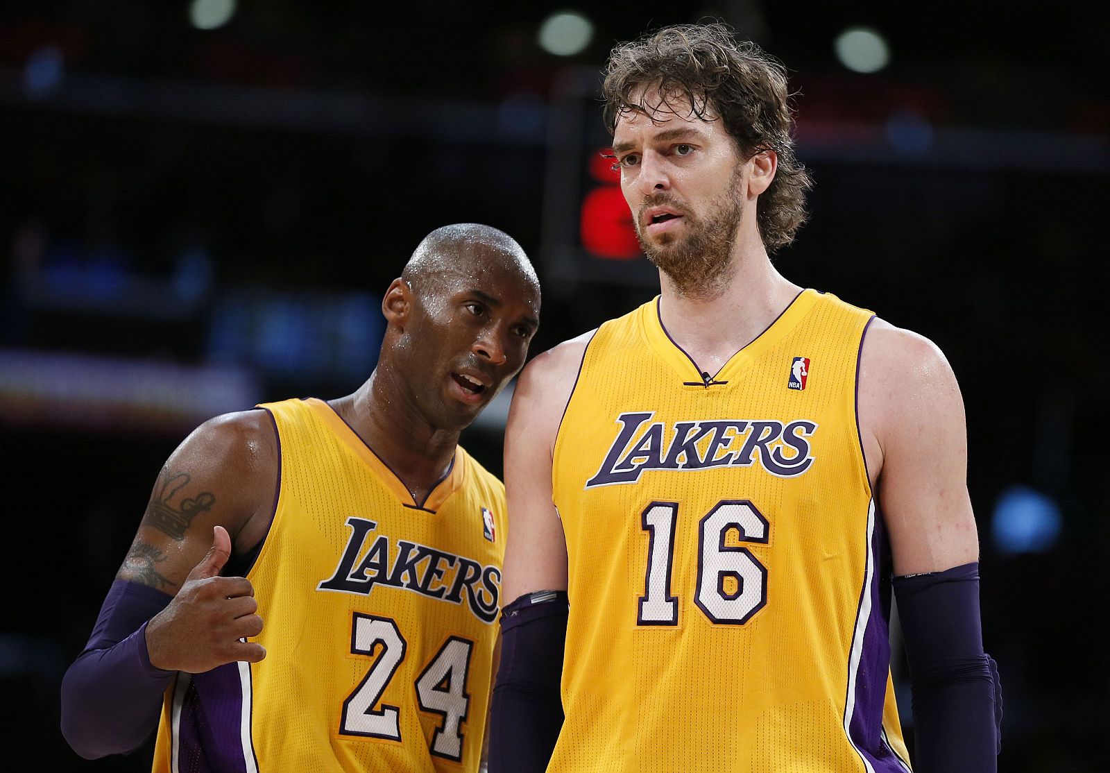 Kobe Bryant y Pau Gasol, hablan durante el estreno de Lakers en la NBA.