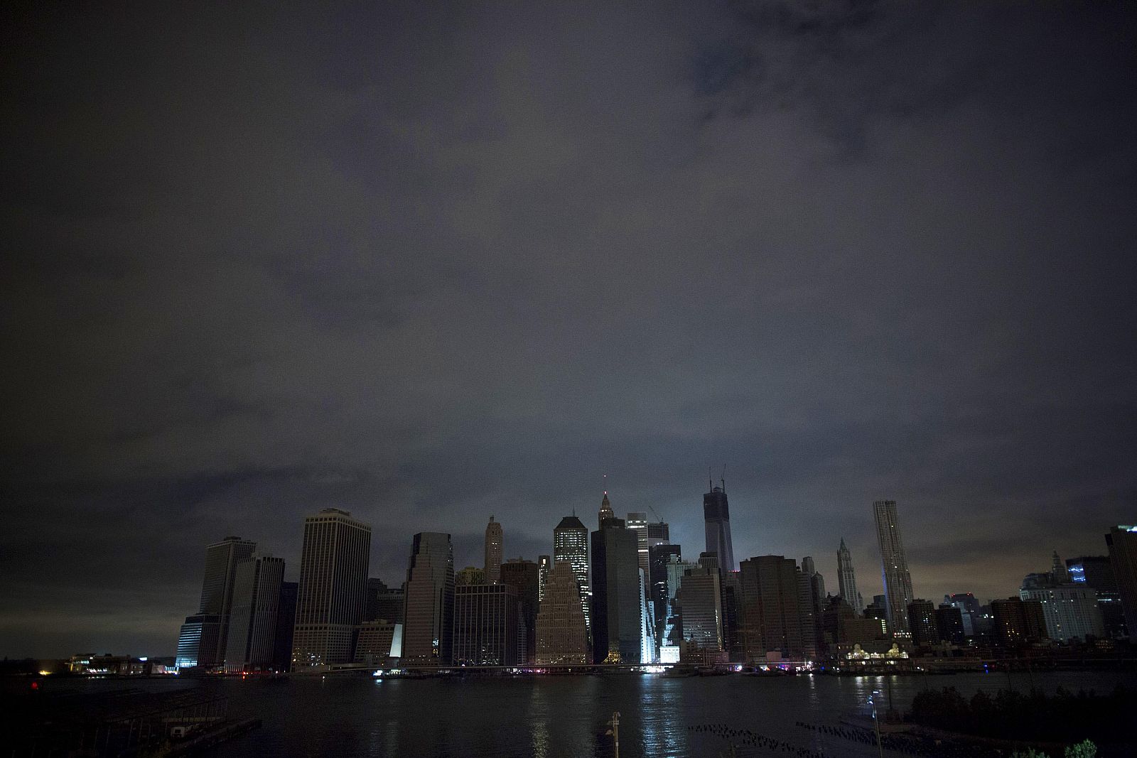 Manhattan a media luz en la noche del martes sufre los cortes de energía provocados por el huracán 'Sandy'