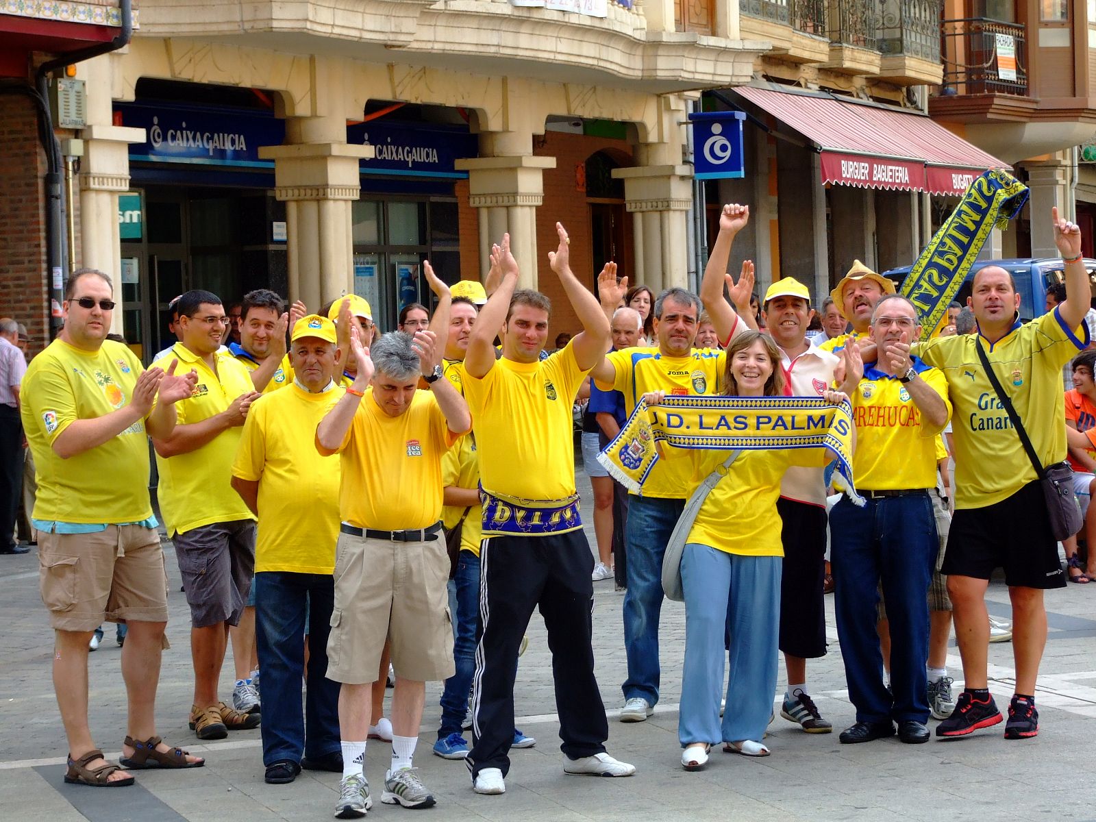 Miembros de la Peña U.D. Las Palmas de La Bañeza (León).