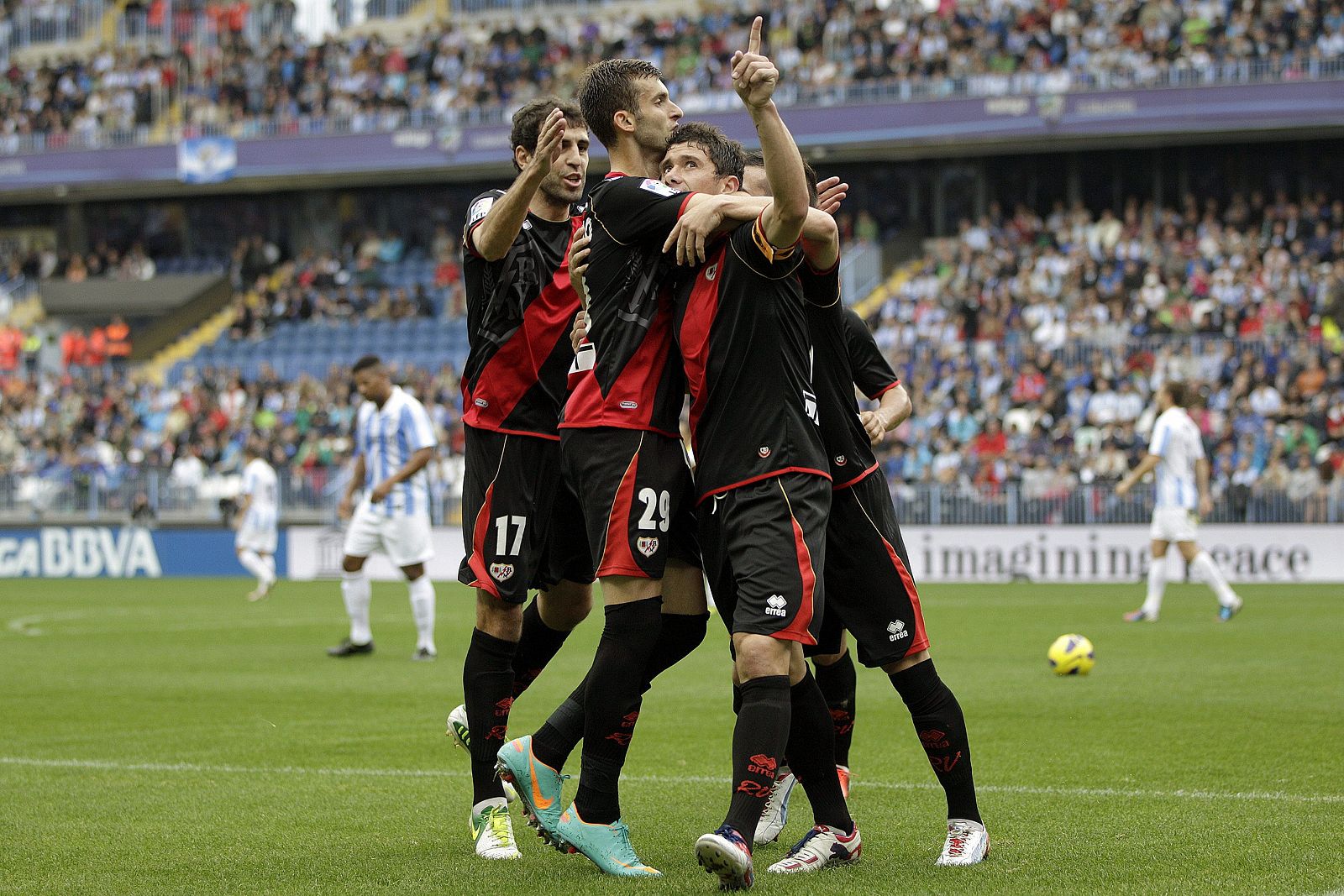 Francisco Medina "Piti" (d) celebra con sus compañeros el primer gol.
