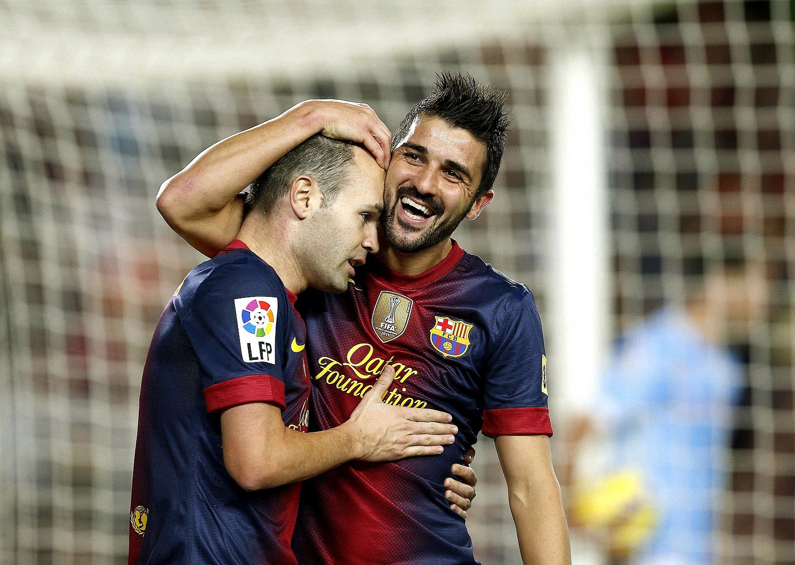 David Villa (d) celebra con su compañero Andrés Iniesta la consecución del segundo gol.